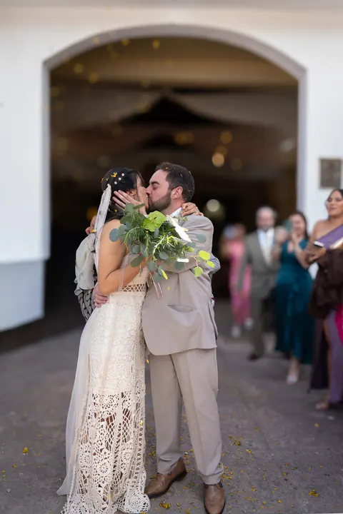 Un beso a la salida de la iglesia