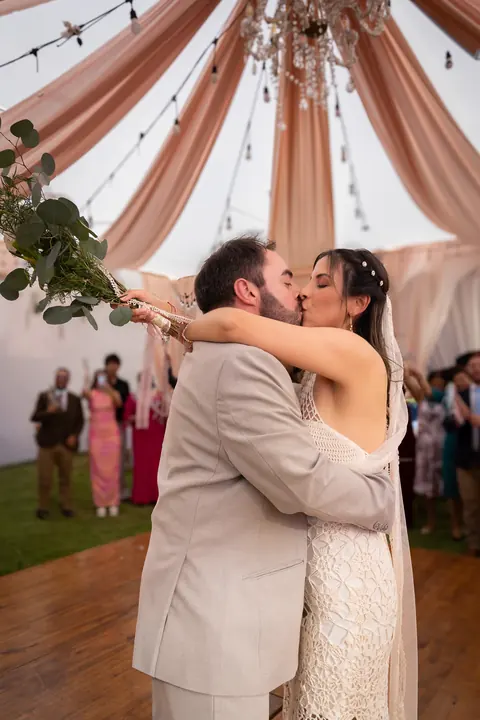 Un beso en plena celebración