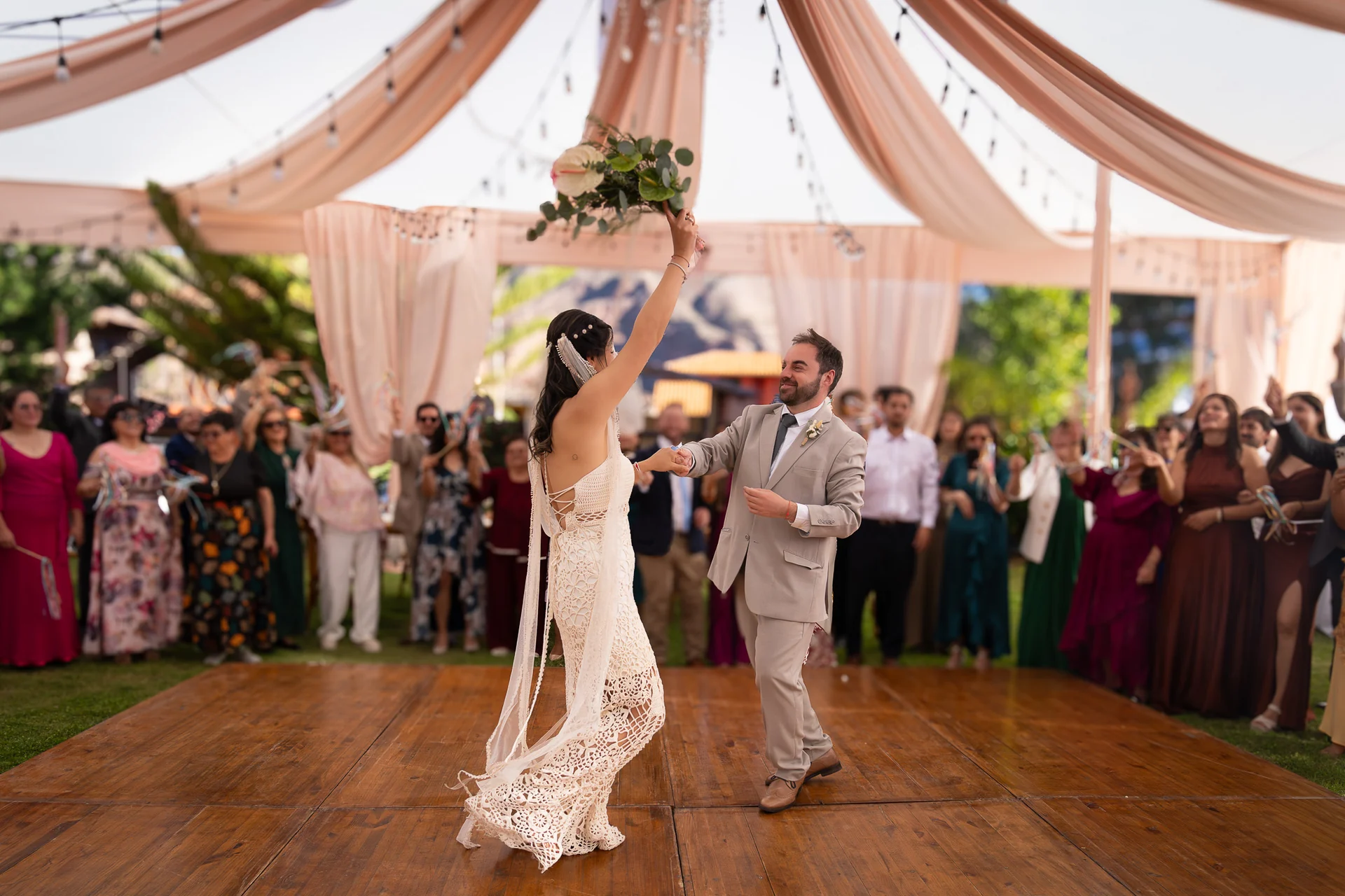 Claudia y Matías celebran su boda entre sus seres queridos y las montañas de Cusco